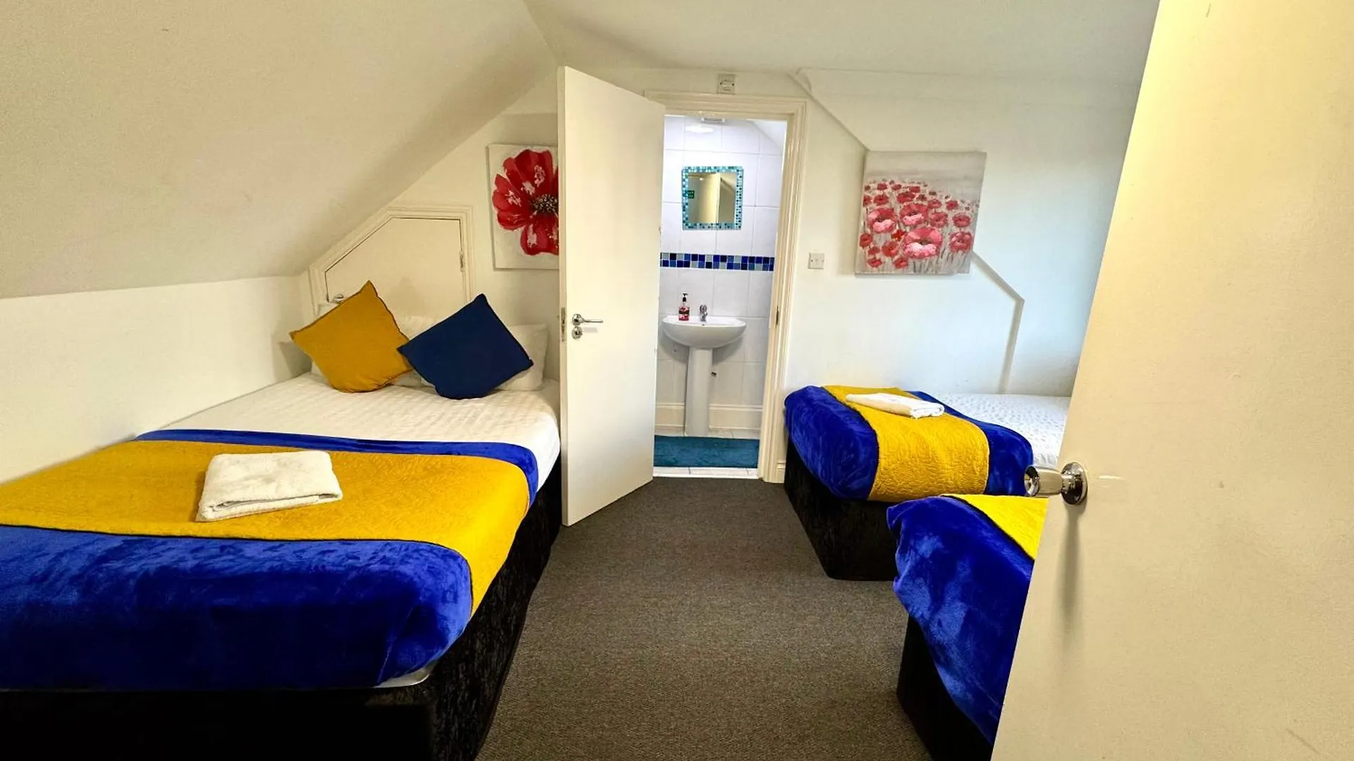 3 Bedrooms Spacious House, Separate Reception, 2 Full Bathrooms, Parking, Garden London Holiday home