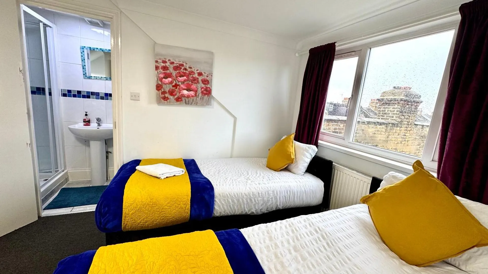 3 Bedrooms Spacious House, Separate Reception, 2 Full Bathrooms, Parking, Garden London