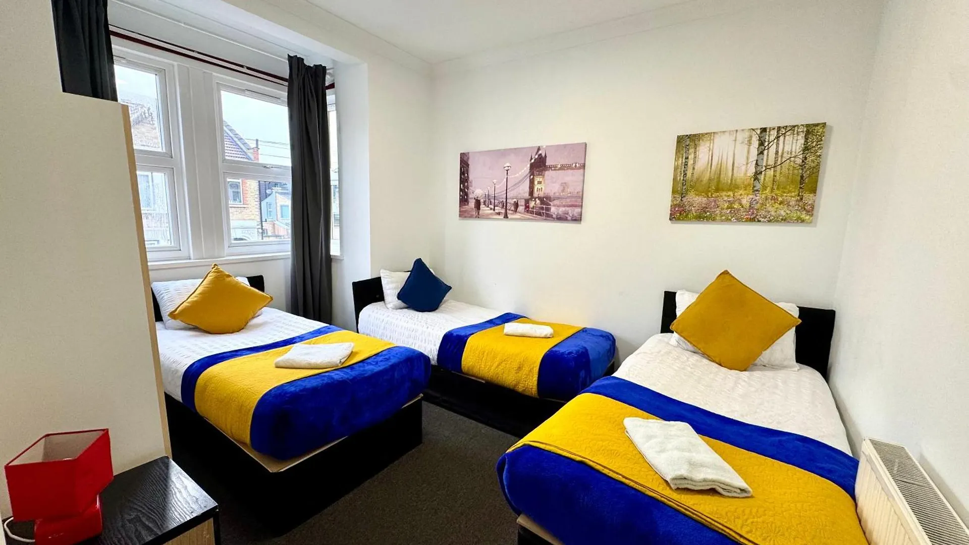 3 Bedrooms Spacious House, Separate Reception, 2 Full Bathrooms, Parking, Garden London Holiday home