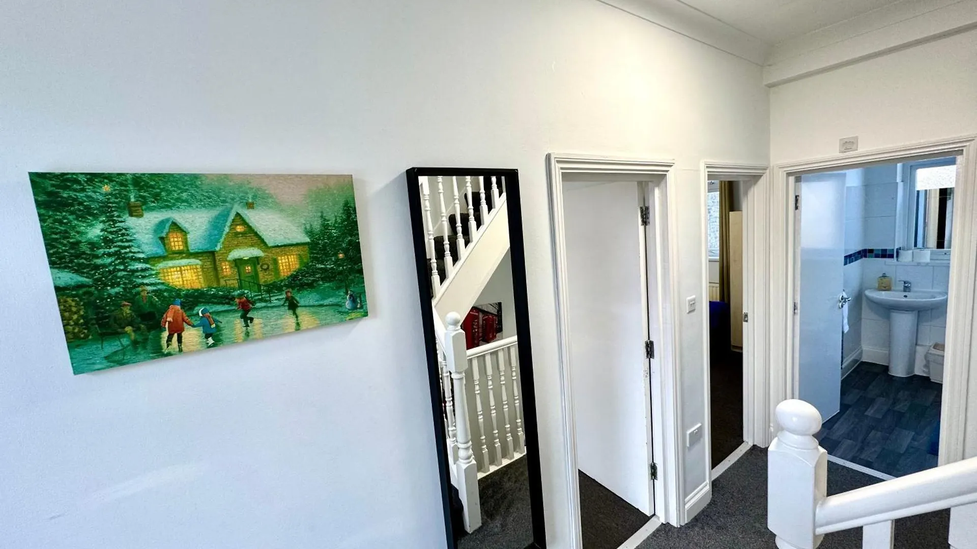 Holiday home 3 Bedrooms Spacious House, Separate Reception, 2 Full Bathrooms, Parking, Garden London
