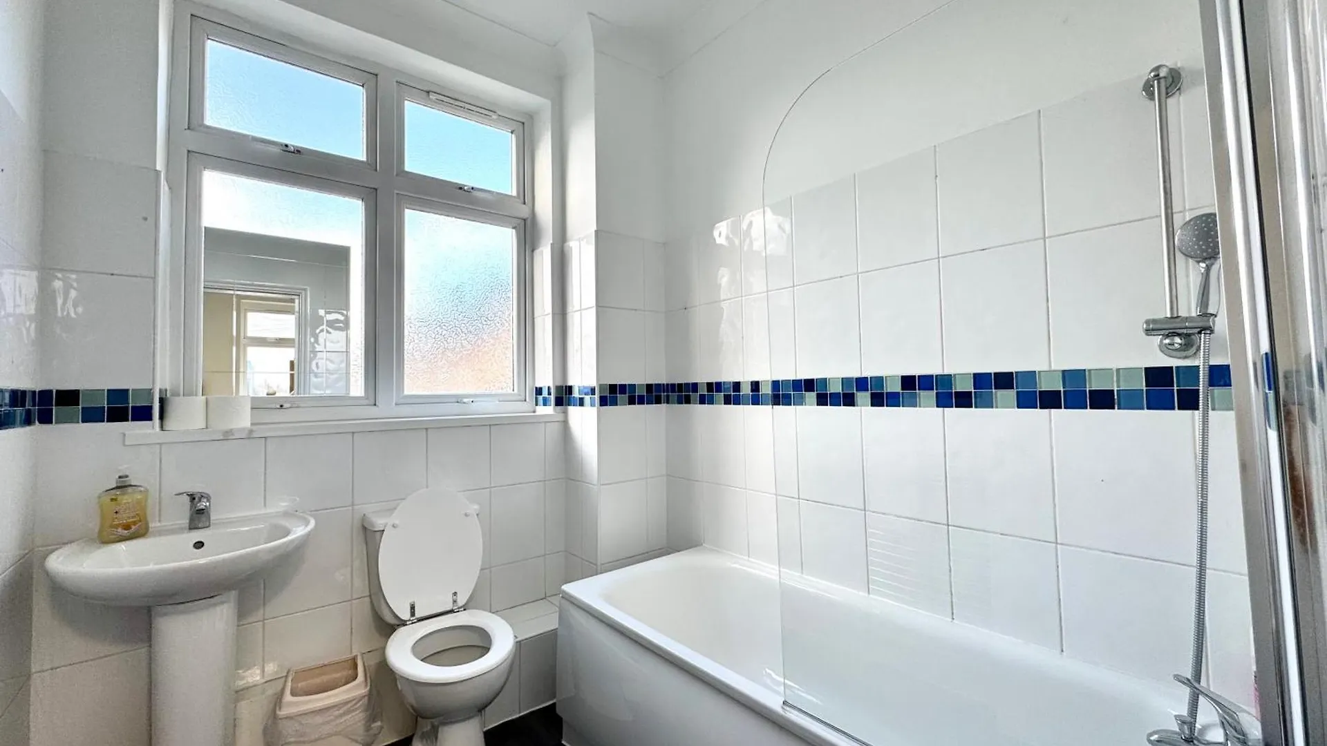 3 Bedrooms Spacious House, Separate Reception, 2 Full Bathrooms, Parking, Garden London 0*,  United Kingdom