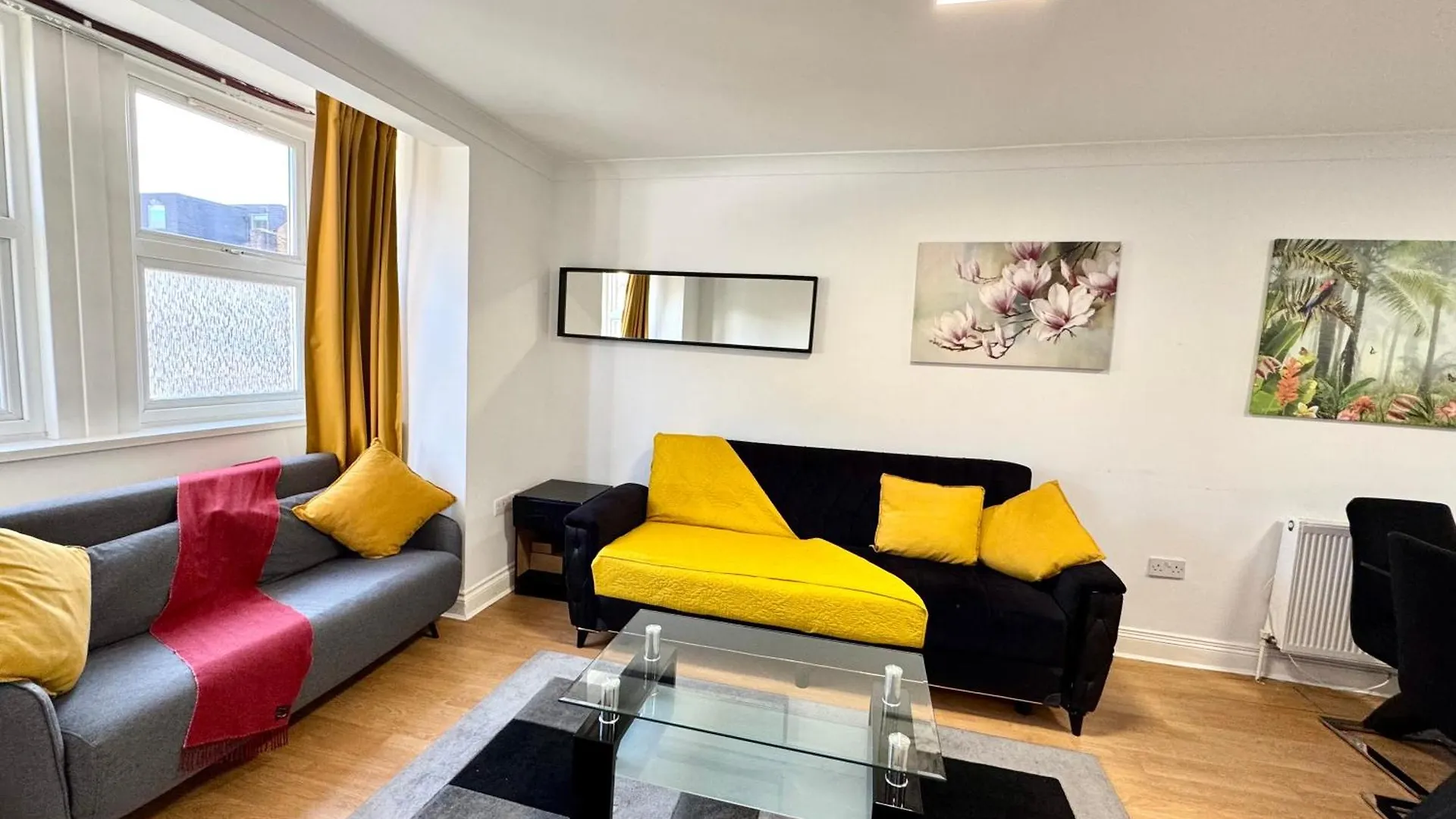 Holiday home 3 Bedrooms Spacious House, Separate Reception, 2 Full Bathrooms, Parking, Garden London