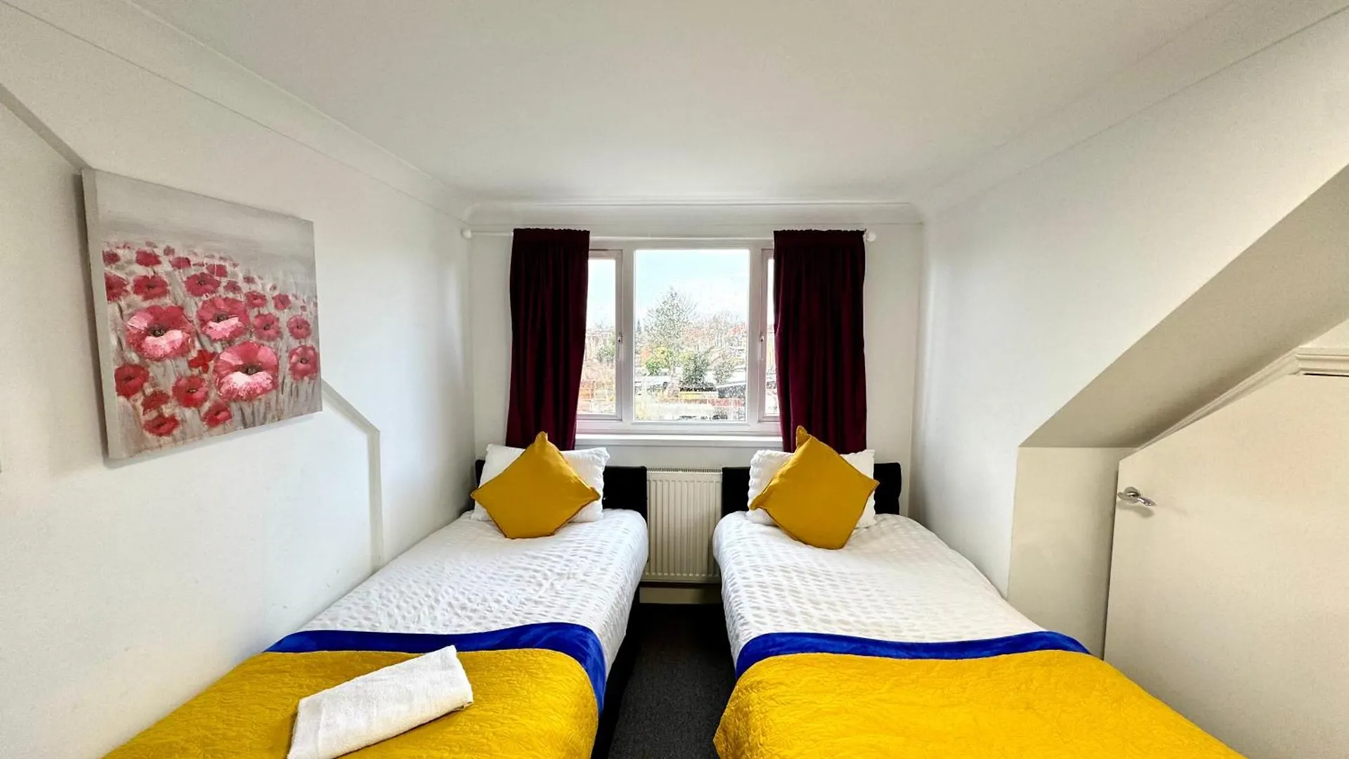 3 Bedrooms Spacious House, Separate Reception, 2 Full Bathrooms, Parking, Garden London Holiday home