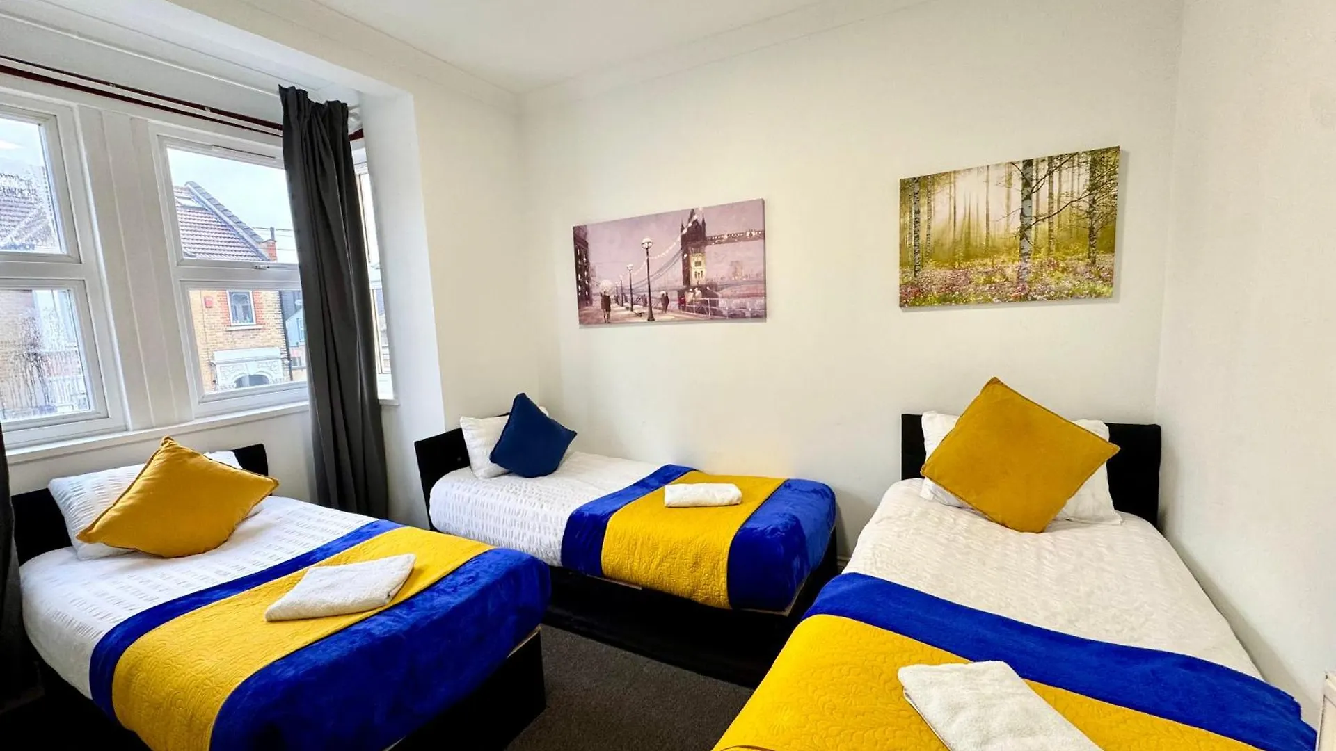 3 Bedrooms Spacious House, Separate Reception, 2 Full Bathrooms, Parking, Garden London