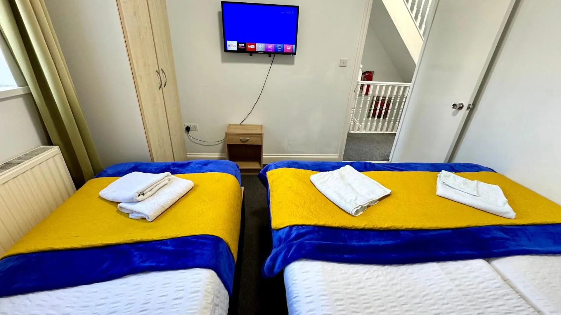 Holiday home 3 Bedrooms Spacious House, Separate Reception, 2 Full Bathrooms, Parking, Garden London