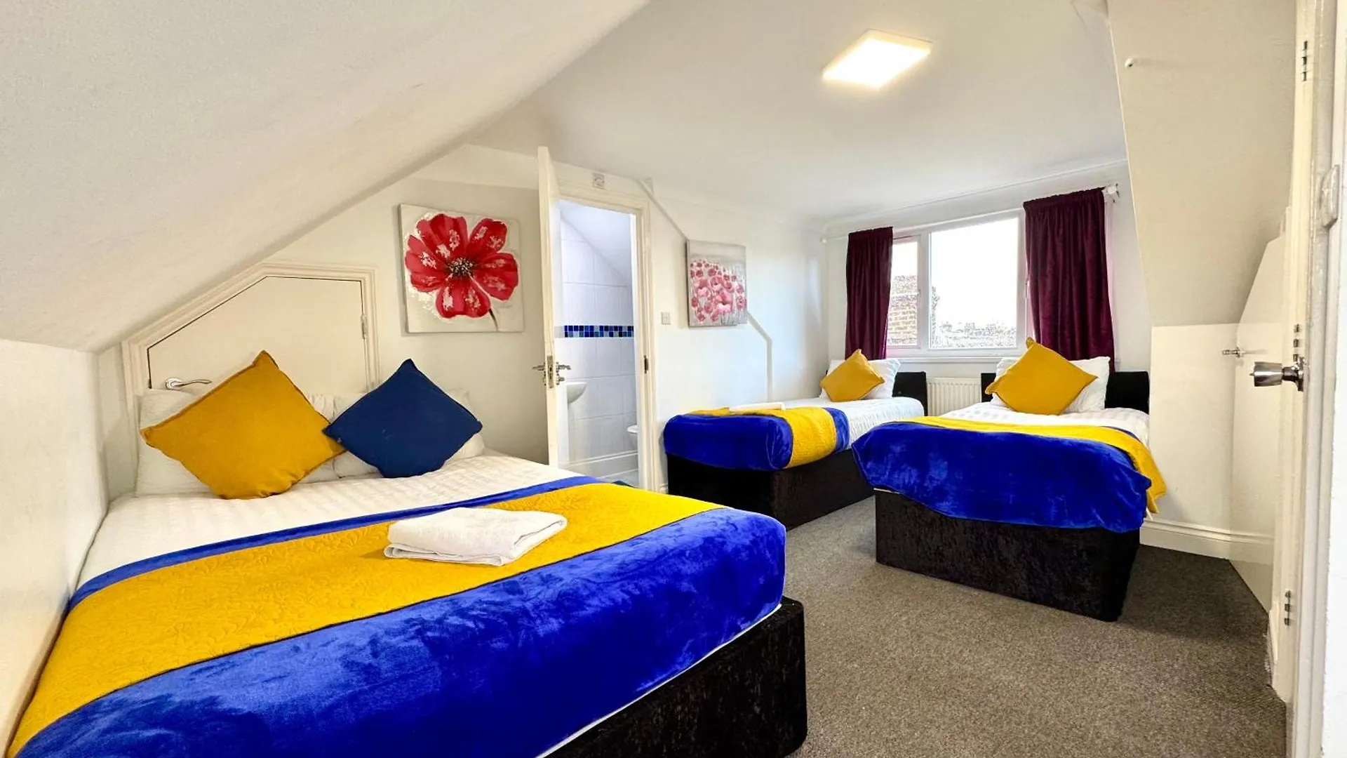3 Bedrooms Spacious House, Separate Reception, 2 Full Bathrooms, Parking, Garden London United Kingdom