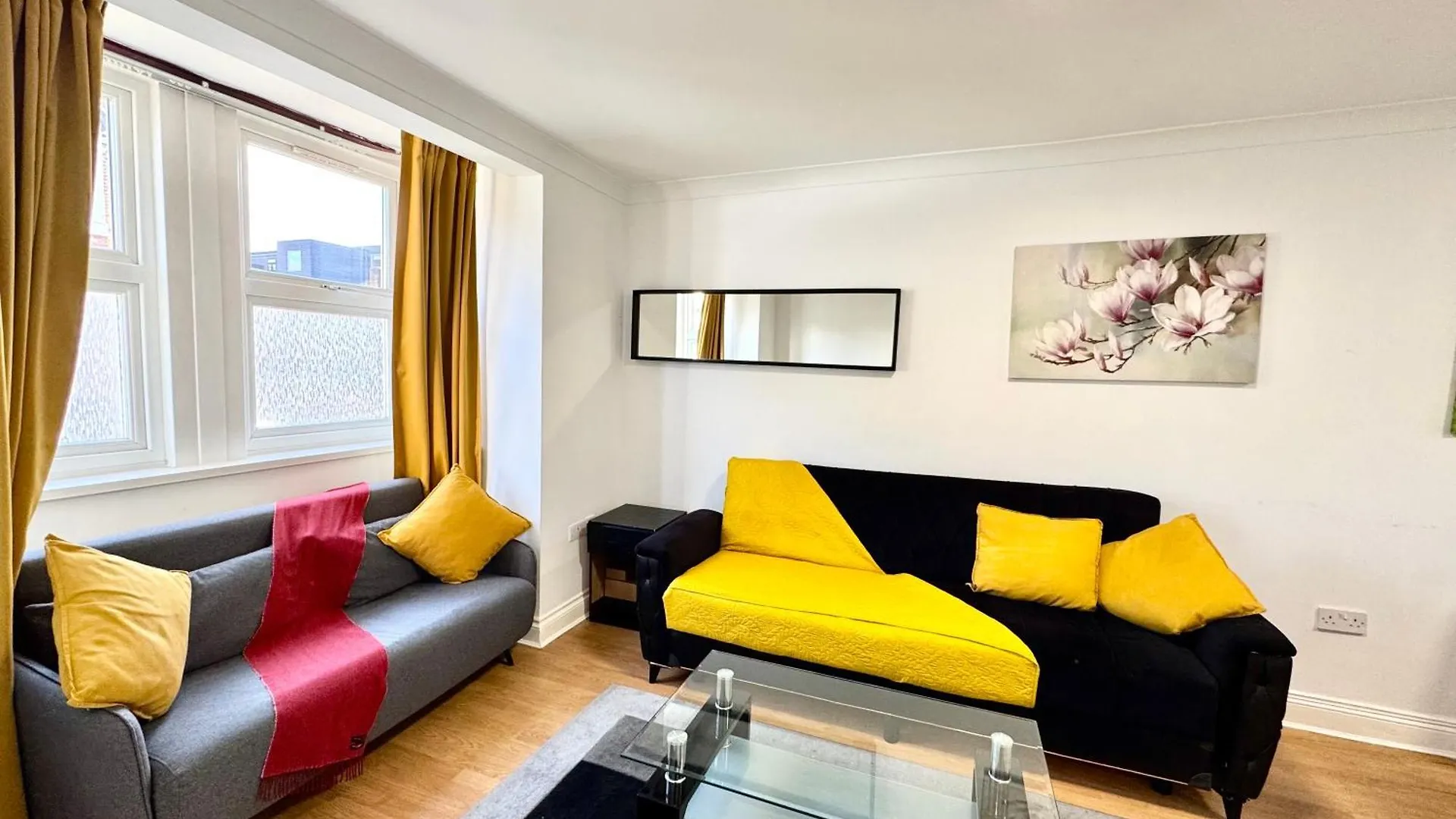 3 Bedrooms Spacious House, Separate Reception, 2 Full Bathrooms, Parking, Garden London Holiday home