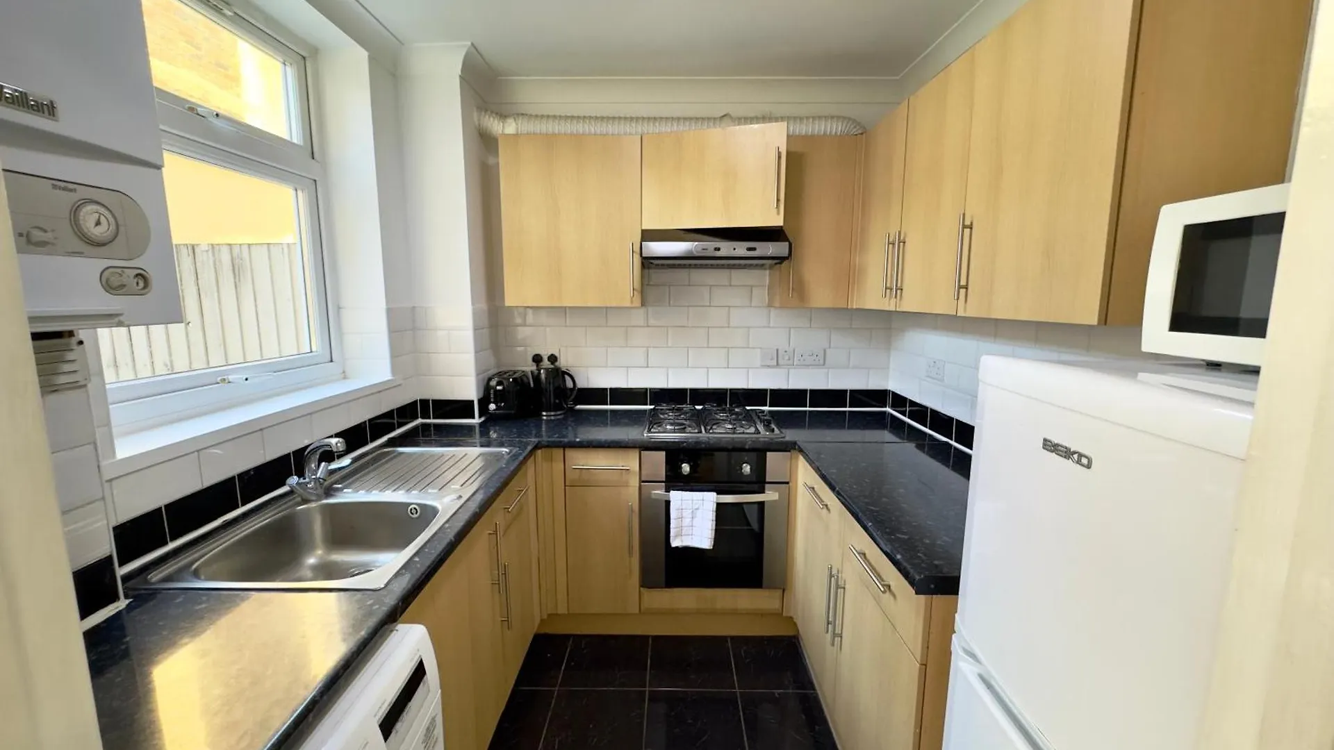 Holiday home 3 Bedrooms Spacious House, Separate Reception, 2 Full Bathrooms, Parking, Garden London