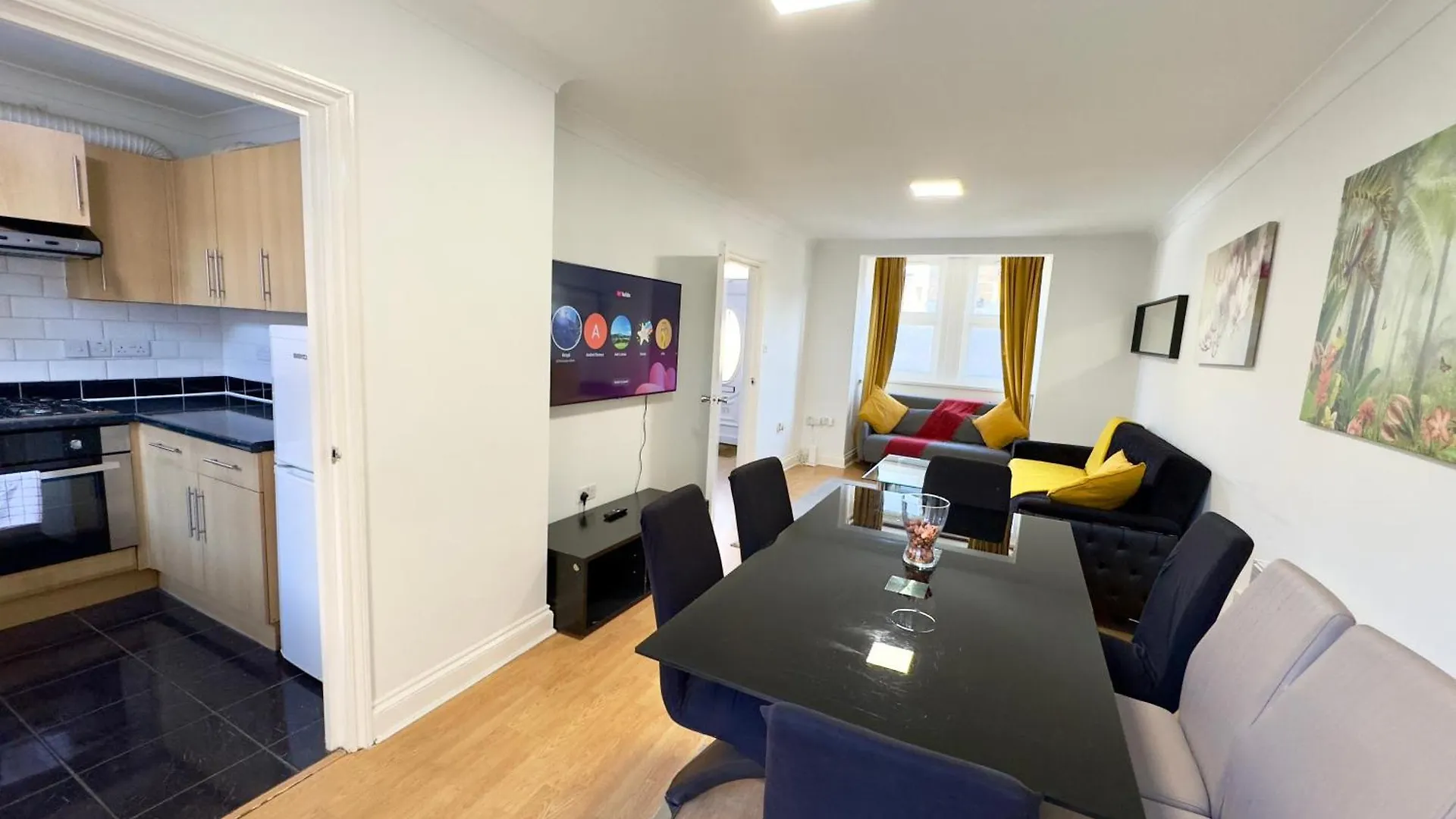 3 Bedrooms Spacious House, Separate Reception, 2 Full Bathrooms, Parking, Garden London 0*,